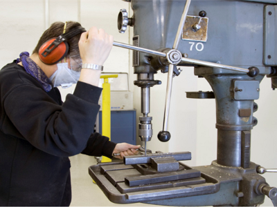 五金沖壓加工廠，如何用普通沖床生產(chǎn)精密沖壓件？